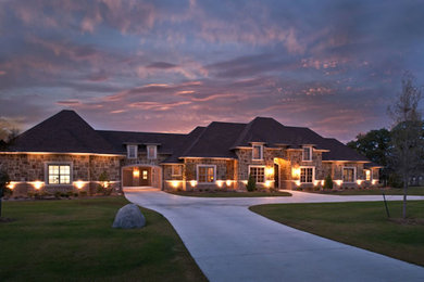 Inspiration for a large traditional full sun front yard concrete paver driveway in Dallas.