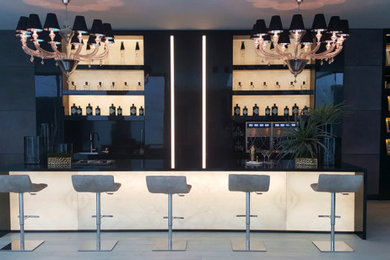 Home bar - modern home bar idea in Los Angeles