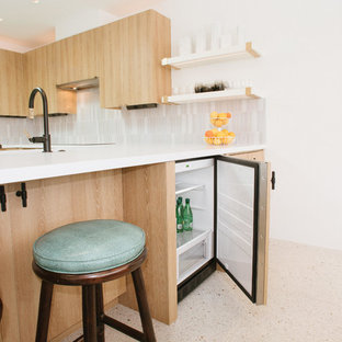 Diseño de cocina en U, minimalista, de tamaño medio, abierta, con fregadero bajoencimera, armarios con paneles lisos, puertas de armario de madera oscura, salpicadero multicolor, salpicadero de azulejos de cerámica, electrodomésticos de acero inoxidable, suelo de terrazo, suelo blanco y encimeras blancas