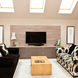 Exemple d'un salon tendance avec un mur beige et un téléviseur fixé au mur.