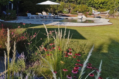 Esempio di un grande giardino minimalista esposto in pieno sole davanti casa in estate