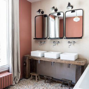 Skandinavische Badezimmer mit Waschtisch aus Holz Ideen, Design