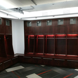 Пример оригинального дизайна интерьера: большой тамбур в современном стиле с белыми стенами, ковровым покрытием и разноцветным полом