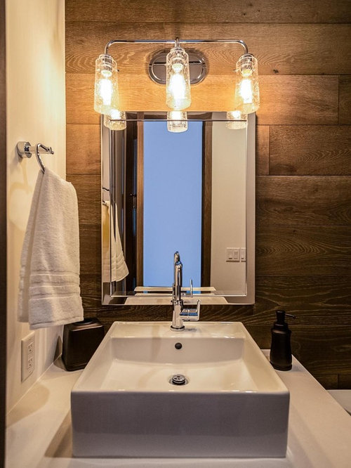 Rustikale Gästetoilette & Gäste-WC mit Toilette mit Aufsatz-Spülkasten