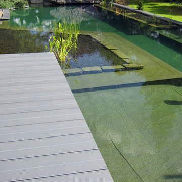 Gartenanlage mit großem Schwimmteich