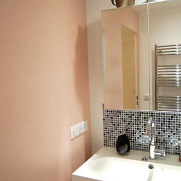 Salle de bain N&B et color touch
