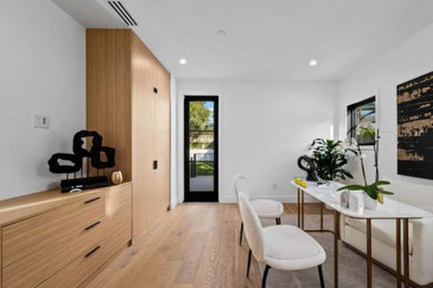 Inspiration for a modern home design remodel in Los Angeles