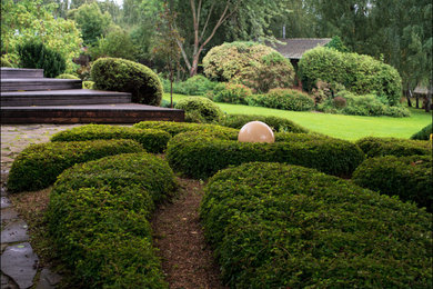 На фото: большой участок и сад на заднем дворе в стиле модернизм