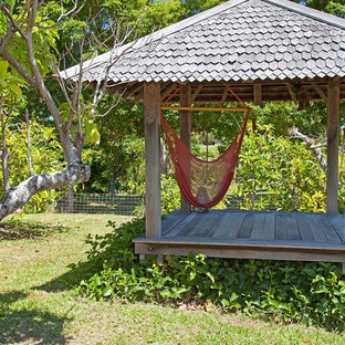 ハワイの小さいトロピカルスタイルのおしゃれなデッキの写真