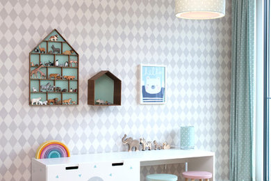 Mittelgroßes, Neutrales Skandinavisches Kinderzimmer mit Spielecke, weißer Wandfarbe, braunem Holzboden und beigem Boden in Hamburg