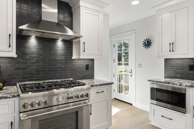 Kitchen - kitchen idea in New York