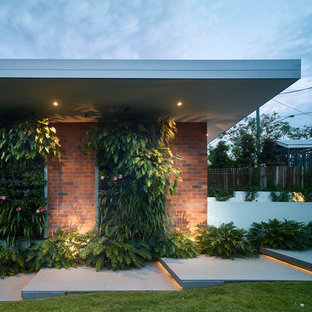 Idee per una grande porta d'ingresso tradizionale con pareti marroni, pavimento in granito, una porta a pivot, una porta in legno bruno e pavimento grigio