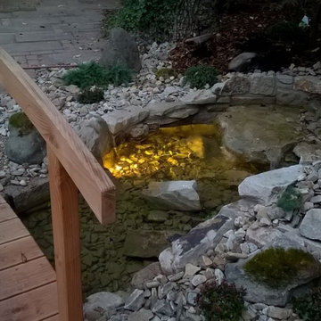 Gartenteichanlage mit Sitzplatz, Bachlauf und Gartenbeleuchtung