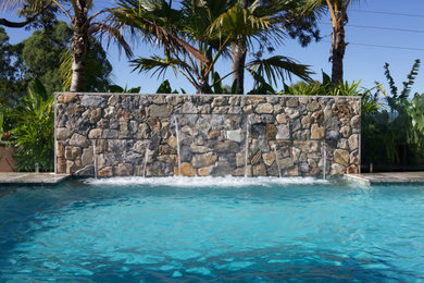 Diseño de piscina exótica con adoquines de piedra natural