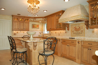Example of a classic kitchen design in Miami