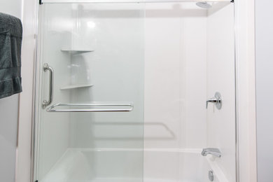 Example of a trendy bathroom design in Chicago