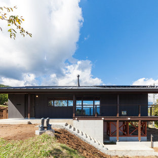 他の地域のアジアンスタイルのおしゃれな家の外観 (グレーの外壁) の写真