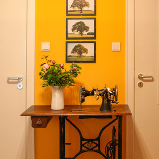 Exempel på en klassisk hall, med orange väggar