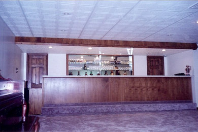 Imagen de sótano en el subsuelo contemporáneo extra grande con paredes blancas y moqueta
