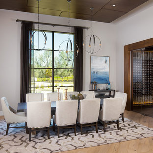 サクラメントの中サイズのコンテンポラリースタイルのLDKの画像 (淡色無垢フローリング、ベージュの床、白い壁、暖炉なし)