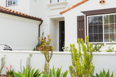 Inspiration for a mid-sized modern staircase remodel in Orange County