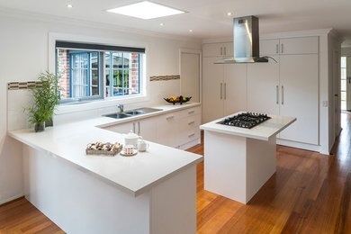 This is an example of a contemporary kitchen in Melbourne.