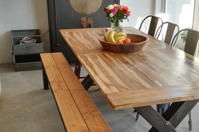 Shabby-Style Esszimmer mit weißer Wandfarbe und Betonboden in Köln