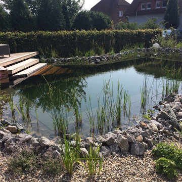 kleiner Hausgarten mit Schwimmteich
