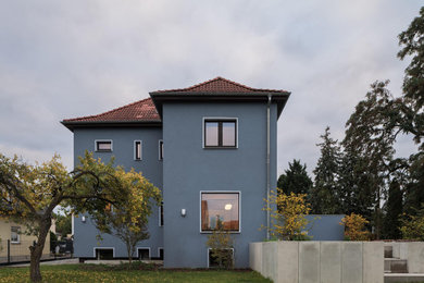 Mittelgroßes, Zweistöckiges Modernes Einfamilienhaus mit Putzfassade, Walmdach und braunem Dach in Berlin