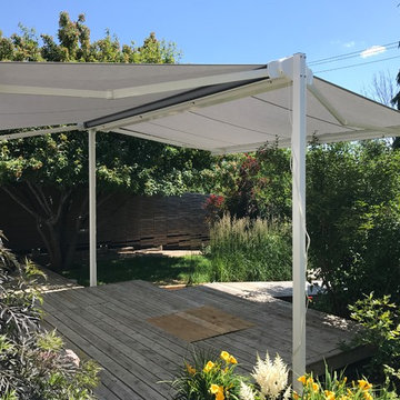 Free standing, dual-retracting awning