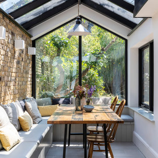 Imagen de comedor de cocina tradicional renovado, de tamaño medio, con suelo gris y paredes blancas