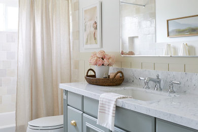 Exemple d'une salle de bain chic de taille moyenne avec un plan de toilette en marbre et meuble simple vasque.
