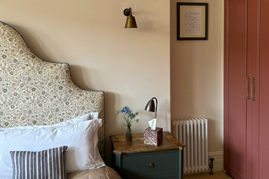 ロンドンにある中くらいなトラディショナルスタイルのおしゃれな主寝室 (カーペット敷き、茶色い床) のレイアウト