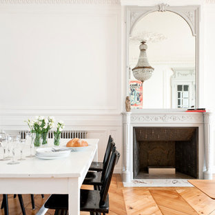 ボルドーの中サイズのコンテンポラリースタイルのLDKの画像 (白い壁、無垢フローリング)