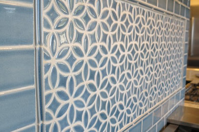 Imagen de cocina comedor lineal clásica con salpicadero azul y salpicadero de azulejos de cerámica