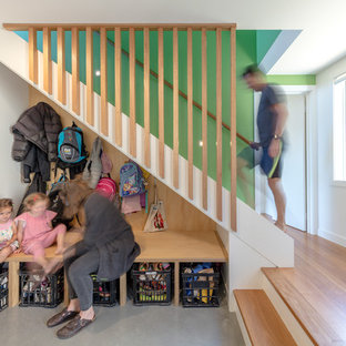 キャンベラの小さい両開きドアコンテンポラリースタイルのおしゃれなマッドルーム (白い壁、竹フローリング、赤いドア、茶色い床) の写真