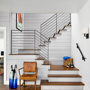 Ejemplo de escalera en U, de estilo de casa de campo, con escalones de madera y contrahuellas de madera pintada