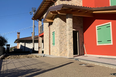 Foto di un vialetto d'ingresso minimal esposto in pieno sole di medie dimensioni e davanti casa con un ingresso o sentiero e pavimentazioni in pietra naturale