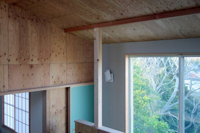 Idées déco pour un salon contemporain en bois de taille moyenne et ouvert avec un mur marron, un sol en contreplaqué, aucune cheminée, un téléviseur fixé au mur, un sol marron et un plafond en bois.