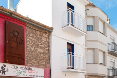 Foto de fachada de casa pareada blanca y blanca mediterránea de tamaño medio de dos plantas con revestimiento de estuco y tejado de teja de barro