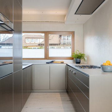 Küche Deluxe von Eggersmann mit Fronten aus Aluminium