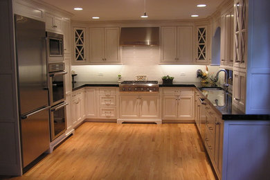 Example of a classic kitchen design in Chicago