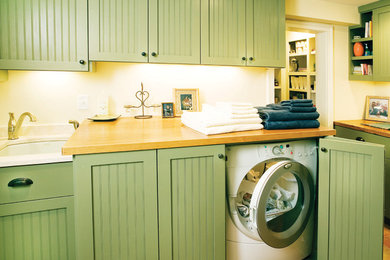Laundry room - traditional laundry room idea in Minneapolis