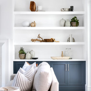 Idéer för stora funkis allrum med öppen planlösning, med vita väggar, mellanmörkt trägolv, en standard öppen spis, en spiselkrans i trä, en väggmonterad TV och brunt golv