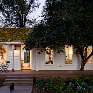 Inspiration för små lantliga vita trähus, med allt i ett plan och levande tak