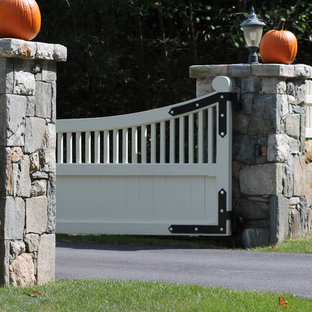 ニューヨークの大きいトラディショナルスタイルのおしゃれな前庭 (私道、擁壁、半日向、マルチング舗装) の写真