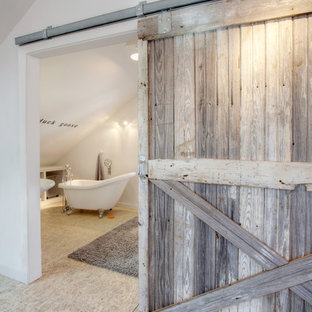 Idée de décoration pour une petit salle d'eau bohème avec un placard sans porte, des portes de placard blanches, une baignoire sur pieds, un WC séparé, un mur blanc et un sol en contreplaqué.