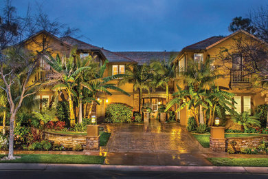 Example of a classic home design design in San Diego