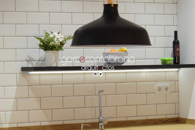 Modelo de cocina lineal moderna de tamaño medio con despensa, fregadero encastrado, armarios abiertos, puertas de armario blancas, suelo de baldosas de cerámica, una isla y encimeras marrones