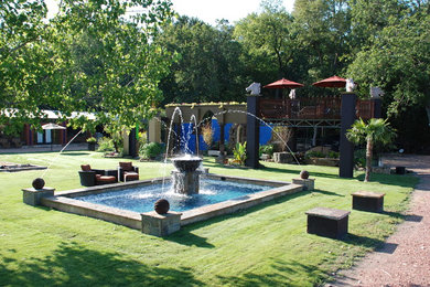Photo of an eclectic water fountain landscape in Dallas.